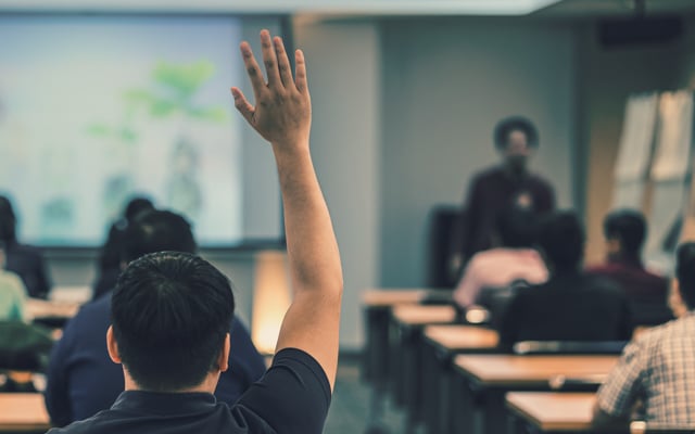 vecteezy a young man raises his hand during a lecture at a workshop 1103172 1 - Fakultas Bisnis dan Ekonomika UII