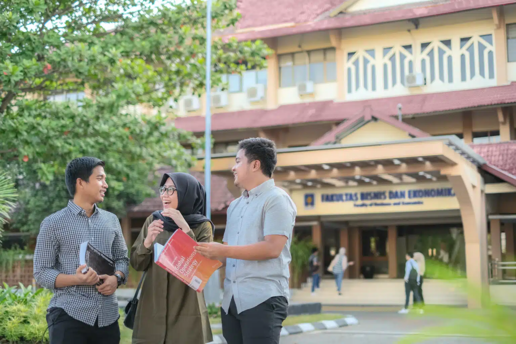 Suasana FBE 1 - Fakultas Bisnis dan Ekonomika UII
