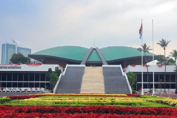 gedung dpr - Fakultas Bisnis dan Ekonomika UII
